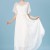 فستان طويل من الشيفون الأبيض مزين بالدانتيل الناعم ذات أكمام قصيرة