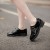 حذاء أسود مسطح بتصميم كلاسيكي