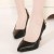 حذاء أسود بكعب متوسط يزيد من أناقتك
