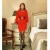 فستان أحمر جميل بطول الركبة