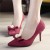 حذاء بكعب متوسط رفيع بلون أحمر خمري جميل مزين بفيونكة